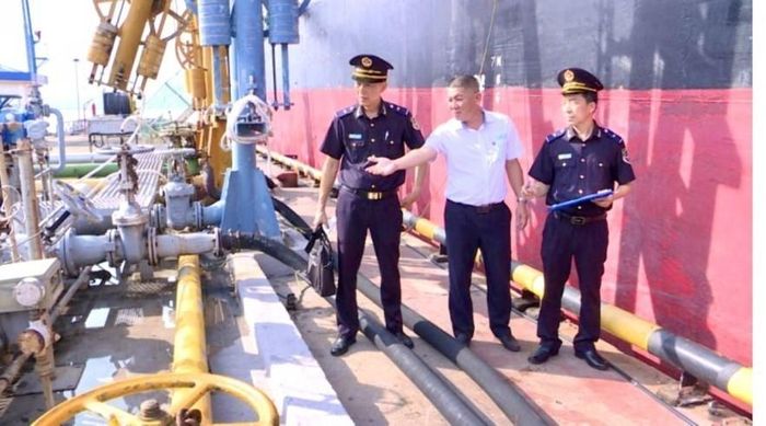 Cán bộ hải quan giám sát hoạt động xuất nhập khẩu xăng dầu ở Quảng Ninh. Ảnh: HQQN