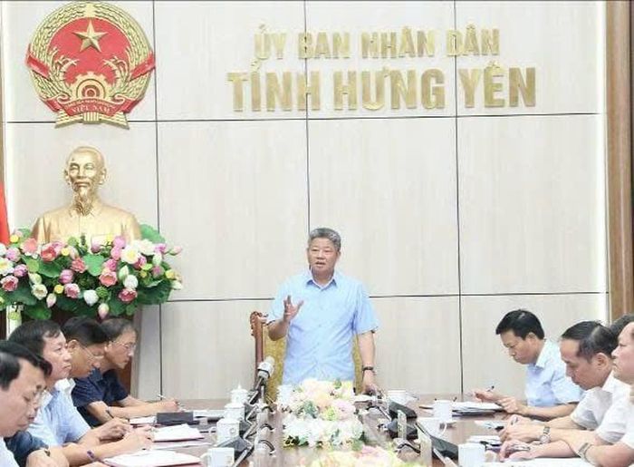 Chủ tịch UBND tỉnh Hưng Yên Nguyễn Mạnh Quyền phát biểu tại cuộc họp nghe báo cáo phương án xây dựng hai học viện. Ảnh: Cổng TTĐT tỉnh Hưng Yên.