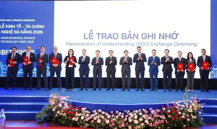 Trao biên bản ghi nhớ (MOU) cho các đối tác trong nước và quốc tế tại Tuần lễ Kinh tế, Tài chính và Công nghệ Đà Nẵng 2026 (ảnh Cổng thông tin Đà Nẵng).