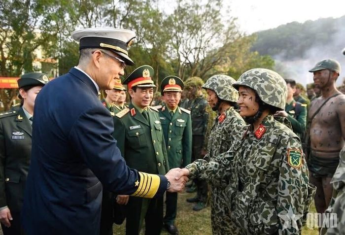 Thượng tướng Đổng Quân Bộ trưởng Quốc phòng Trung Quốc thăm hỏi các chiến sĩ đặc công Lữ đoàn Đặc công 113 vừa hoàn thành nhiệm vụ trình diễn. Ảnh: TUẤN HUY