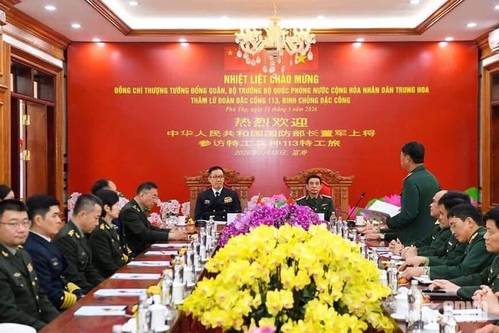 Bộ trưởng Bộ Quốc phòng hai nước nghe giới thiệu về truyền thống vẻ vang của Bộ đội Đặc công anh hùng tại Sở chỉ huy Lữ đoàn Đặc công 113. Ảnh: TUẤN HUY