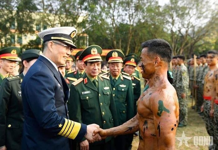 Thượng tướng Đổng Quân Bộ trưởng Quốc phòng Trung Quốc thăm hỏi các chiến sĩ đặc công Lữ đoàn Đặc công 113 vừa hoàn thành nhiệm vụ trình diễn. Ảnh: TUẤN HUY