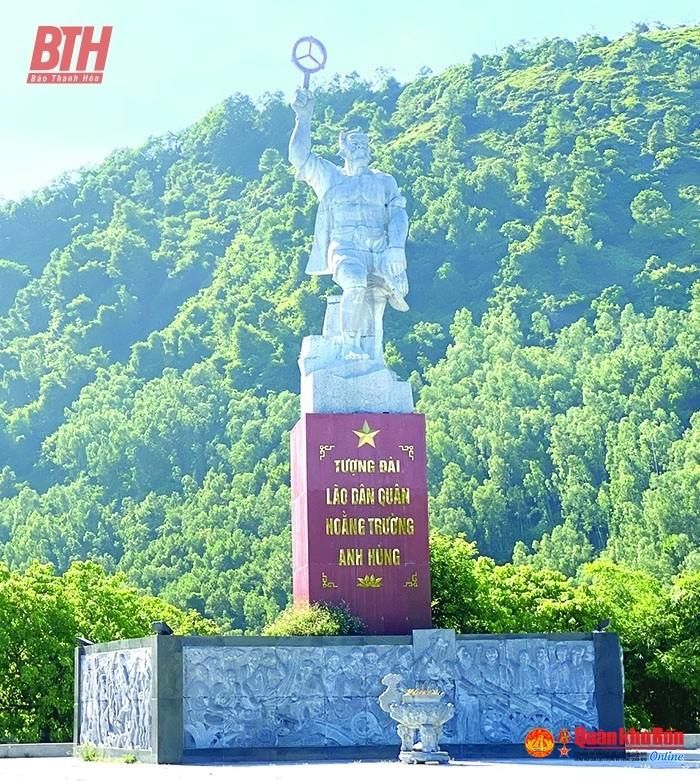 Tượng đài Lão dân quân Hoằng Trường anh hùng tô thắm thêm truyền thống cách mạng trên quê hương Hoằng Hóa.