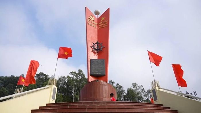 Bia Chiến thắng trận đầu Hải quân Việt Nam được xây dựng với hình tượng cánh buồm vươn ra biển lớn. Trên thân bia là hình bánh lái tàu – biểu trưng cho bản lĩnh làm chủ biển khơi của lực lượng Hải quân Việt Nam.