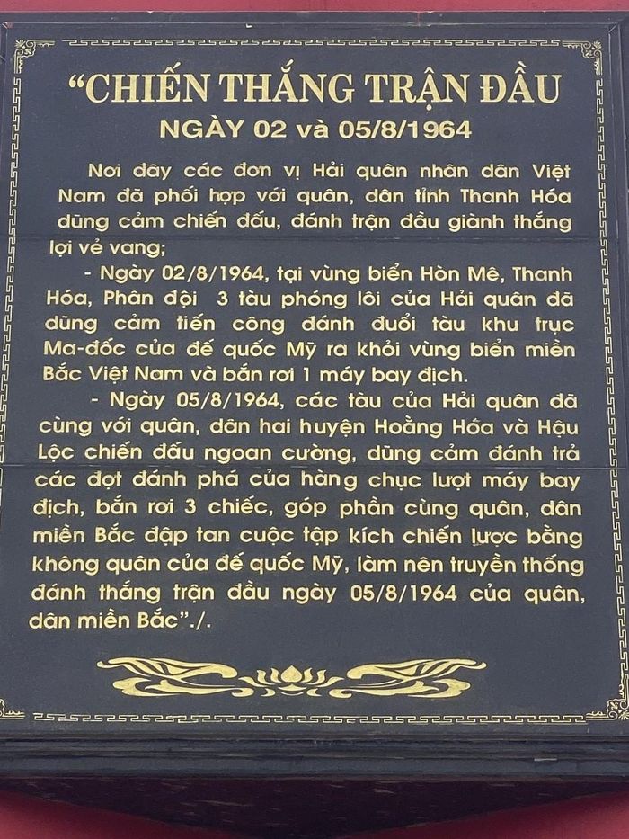 Bia Chiến thắng trận đầu Hải quân Việt Nam được xây dựng với hình tượng cánh buồm vươn ra biển lớn. Trên thân bia là hình bánh lái tàu – biểu trưng cho bản lĩnh làm chủ biển khơi của lực lượng Hải quân Việt Nam.