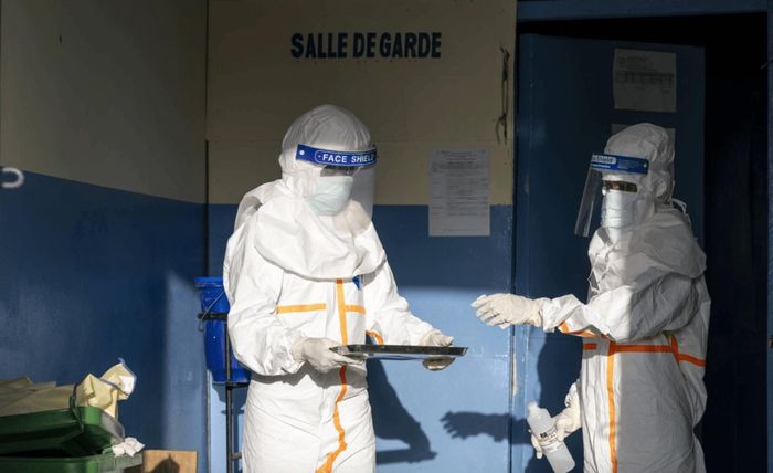 Các nhân viên y tế chuẩn bị thuốc cho bệnh nhân mắc Ebola tại Cộng hòa Dân chủ Congo. Ảnh: Arlette Bashizi/The New York Times
