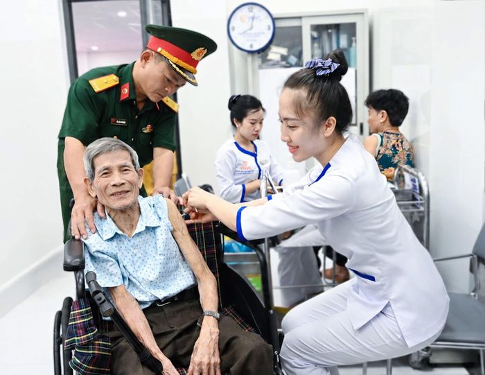 Hoạt động hỗ trợ, khám sức khỏe định kỳ cho người dân tại đặc khu Côn Đảo