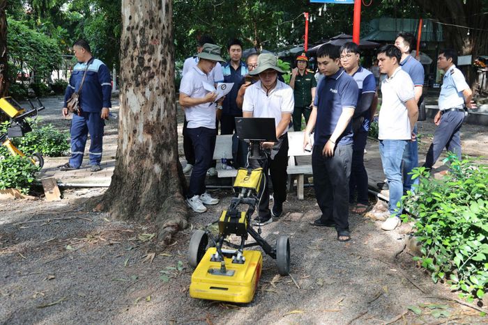 Lực lượng chức năng dùng thiết bị radar xuyên lòng đất để thăm dò, tìm kiếm mộ tập thể liệt sĩ tại Công viên Lê Thị Riêng