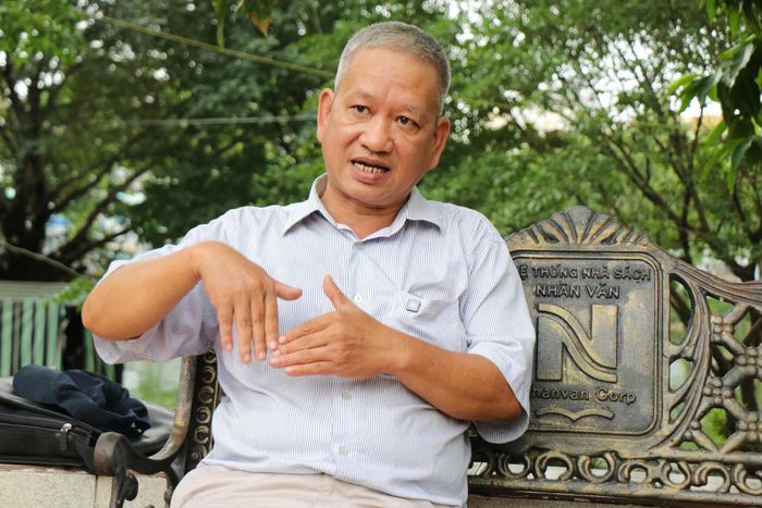 Kiến trúc sư Nguyễn Xuân Thắng - người nhiều năm nghiên cứu, đối chiếu tư liệu để khoanh vùng các rãnh mộ liệt sĩ tại Công viên Lê Thị Riêng