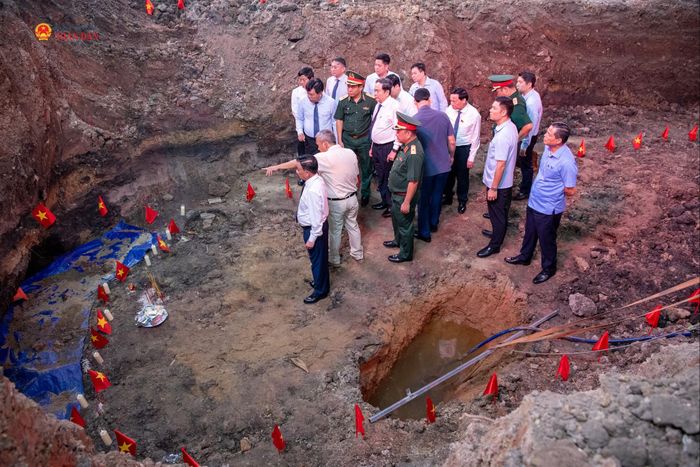 Chủ tịch Quốc hội Trần Thanh Mẫn kiểm tra tại vị trí tìm kiếm, quy tập hài cốt liệt sĩ và xác định danh tính hài cốt liệt sĩ tại công viên Lê Thị Riêng