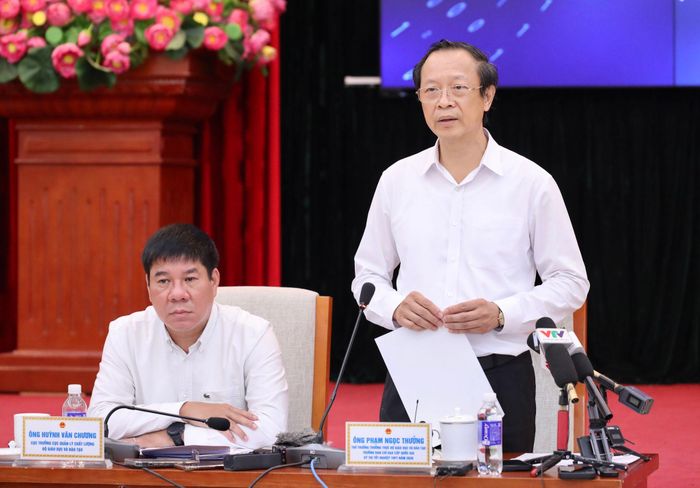 Thứ trưởng Phạm Ngọc Thưởng trả lời báo chi