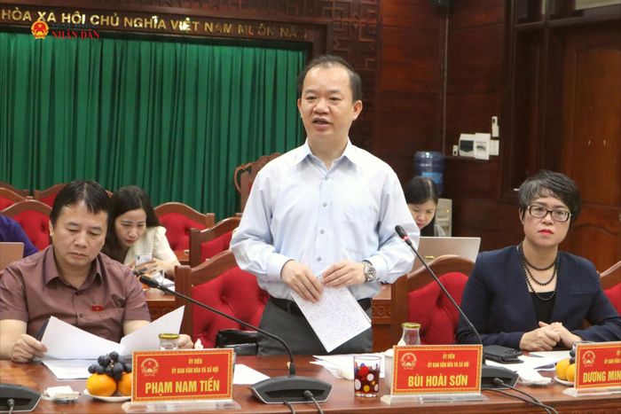 ĐBQH Bùi Hoài Sơn phát biểu tại cuộc làm việc giữa Đoàn khảo sát của Ủy ban Văn hóa và Xã hội với Ủy ban nhân dân tỉnh Đắk Lắk về tình hình thực hiện chính sách, pháp luật về hòa giải ở cơ sở. Ảnh: Djuang Niê