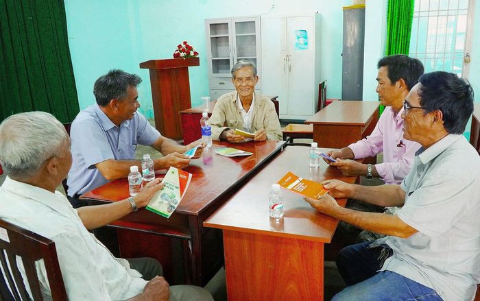 Các thành viên của Tổ Hòa giải khu phố Tân Thủy (phường Xuân Lập, Đồng Nai) sẵn sàng tiếp nhận và lắng nghe ý kiến phản ánh của người dân. Ảnh: An Nhơn