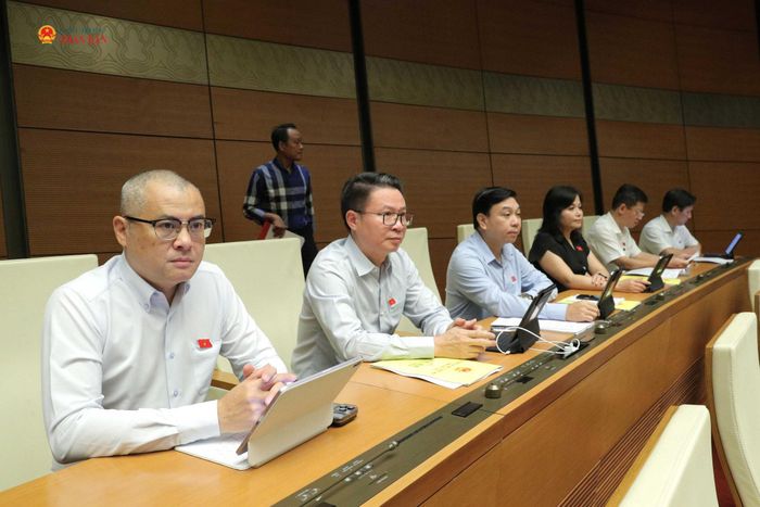 Các đại biểu tham dự phiên họp. Ảnh: Hồ Long