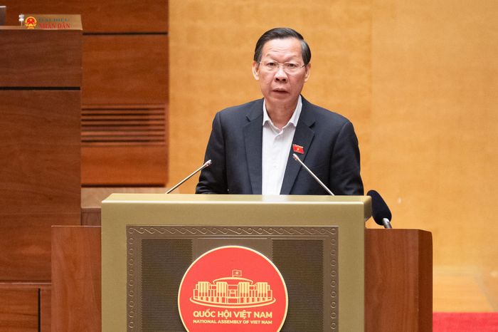 Chủ nhiệm Ủy ban Kinh tế và Tài chính Phan Văn Mãi trình bày Báo cáo thẩm tra Luật sửa đổi, bổ sung một số điều của Luật Ngân hàng Nhà nước Việt Nam, Luật Phòng, chống rửa tiền và Luật Các tổ chức tín dụng. Ảnh: Phạm Thắng