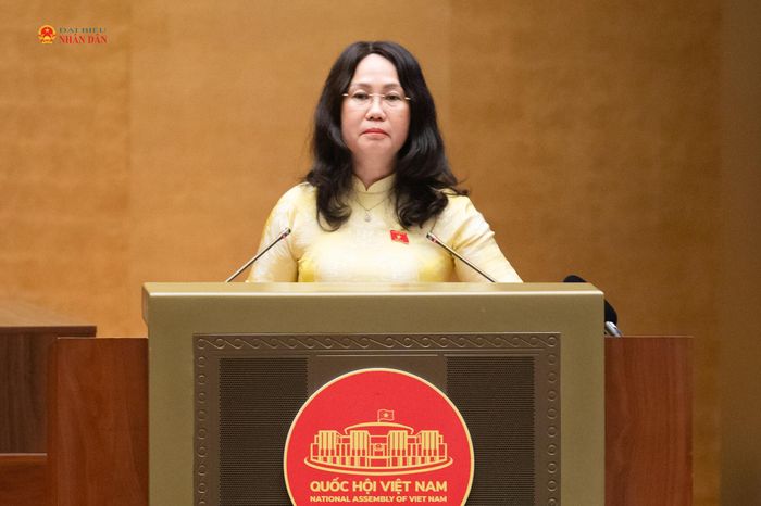 Bộ trưởng Bộ Văn hóa, Thể thao và Du lịch Lâm Thị Phương Thanh trình bày Tờ trình dự án Luật sửa đổi, bổ sung một số điều của Luật Xuất bản. Ảnh: Phạm Thắng