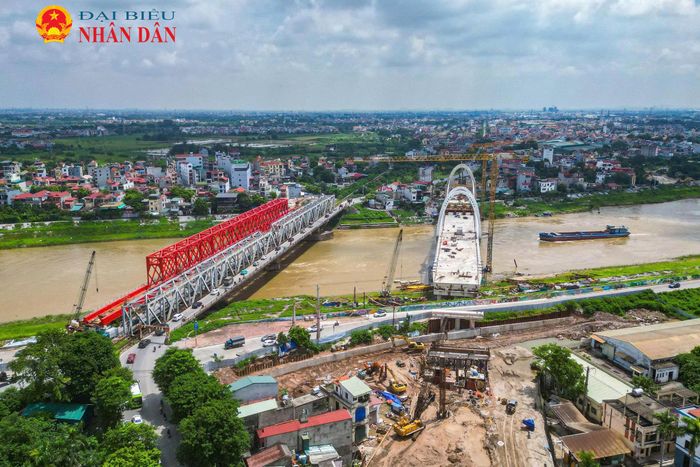 Cầu Đuống cũ sau 124 năm khai thác đã xuống cấp nghiêm trọng. Đơn vị quản lý phải sử dụng các tấm thép để gia cố, đảm bảo giao thông