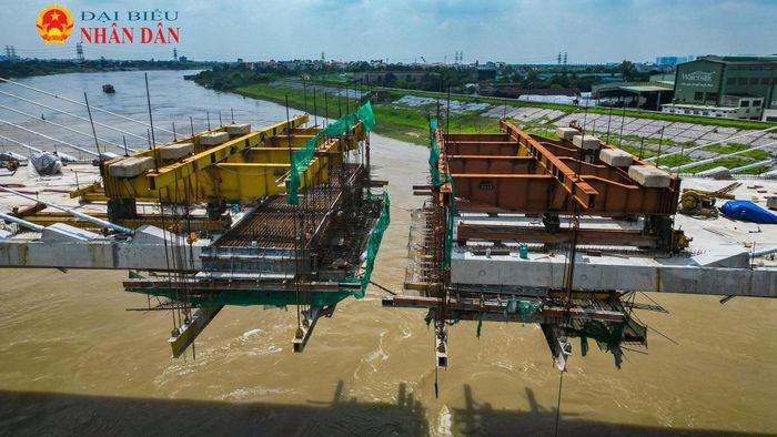 Theo ghi nhận của Phóng viên, nhịp chính trên sông Đuống đang chuẩn bị hợp long. Đồng thời, đơn vị nhà thầu cũng phấn đấu cơ bản hoàn thành cầu Đuống mới trong tháng 9/2026
