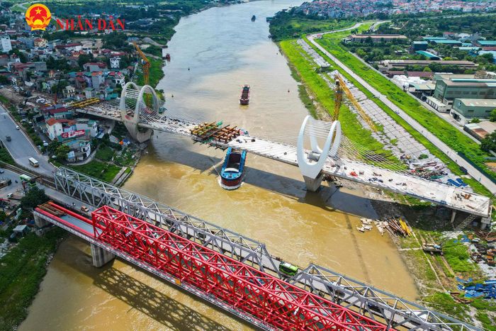Công trình nằm cách cầu Đuống cũ khoảng 100 m về phía hạ lưu, gồm cầu đường bộ dài khoảng 700m cùng nút giao hai đầu cầu