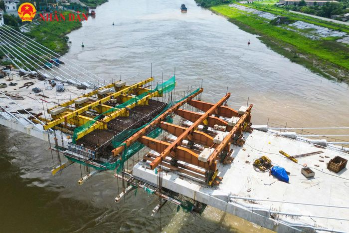 Trước đó, tiến độ dự án từng bị ảnh hưởng do khó khăn trong công tác giải phóng mặt bằng 2 đầu cầu