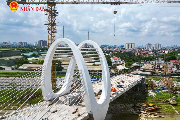 Theo đơn vị thi công, đến nay, phần vòm thép đã hoàn thành hơn 90% khối lượng công việc, những đốt vòm cuối cùng đang được các công nhân gấp rút lắp dựng để chuẩn bị cho lễ hợp long nhịp cầu chính