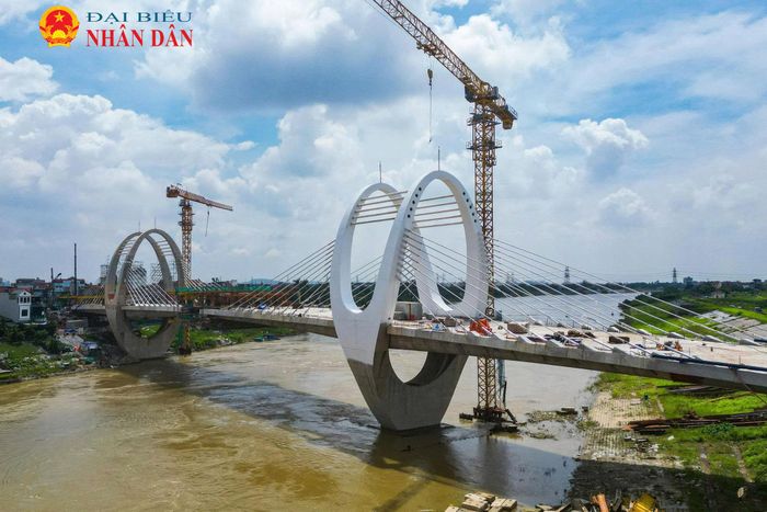 Điểm nhấn ấn tượng nhất của cầu Đuống mới chính là hệ thống vòm thép được thiết kế uốn lượn đẹp mắt, thể hiện kiến trúc hiện đại, biểu tượng cho sự phát triển của Thủ đô Hà Nội