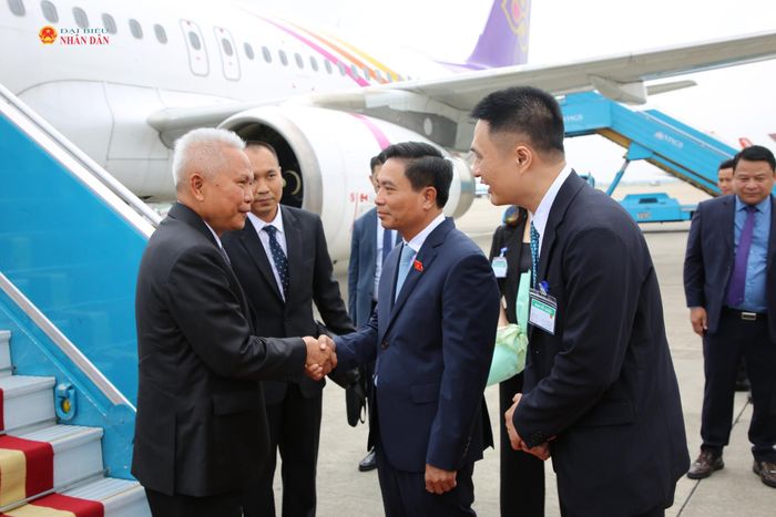 Phó Chủ tịch Quốc hội, Thượng tướng Nguyễn Doãn Anh đón Chủ tịch Quốc hội Thái Lan Sophon Zaram tại sân bay. Ảnh: Đắc Trường
