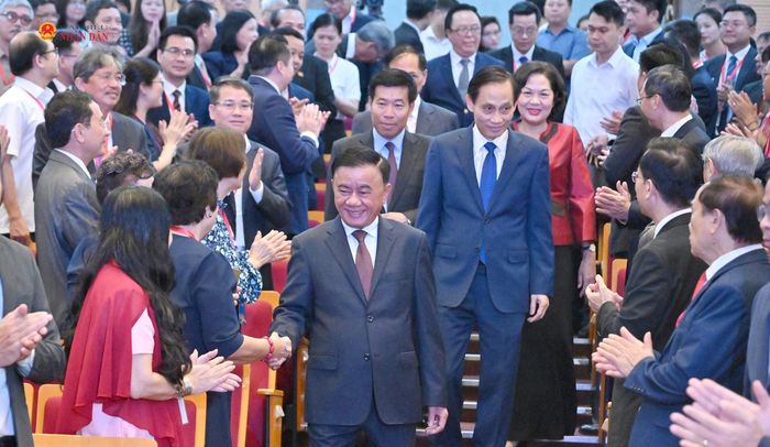 Thường trực Ban Bí thư Trần Cẩm Tú, Phó Chủ tịch Quốc hội Nguyễn Thị Hồng và các đại biểu dự Phiên họp