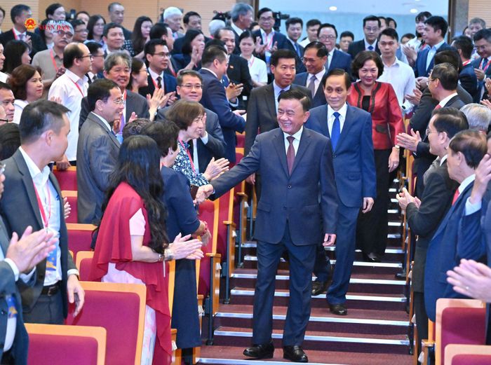 Thường trực Ban Bí thư Trần Cẩm Tú, Phó Chủ tịch Quốc hội Nguyễn Thị Hồng và các đại biểu dự Phiên họp