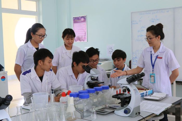Nhiều năm qua, Trường Đại học Kiên Giang luôn gắn công tác đào tạo với nhu cầu xã hội, gắn kết với doanh nghiệp để sinh viên ra trường có việc làm. Ảnh: KGU