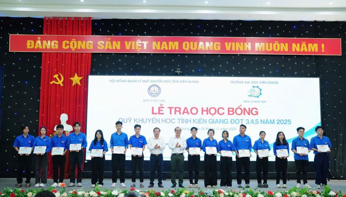 Ngoài các chính sách học bổng, sinh viên Đại học Kiên Giang còn được xem xét vay tiền với lãi suất 0 đồng để đóng học phí, trang trải sinh hoạt. Ảnh: KGU