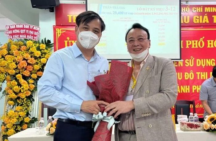 Ông Đỗ Anh Dũng tại phiên đấu giá đất
