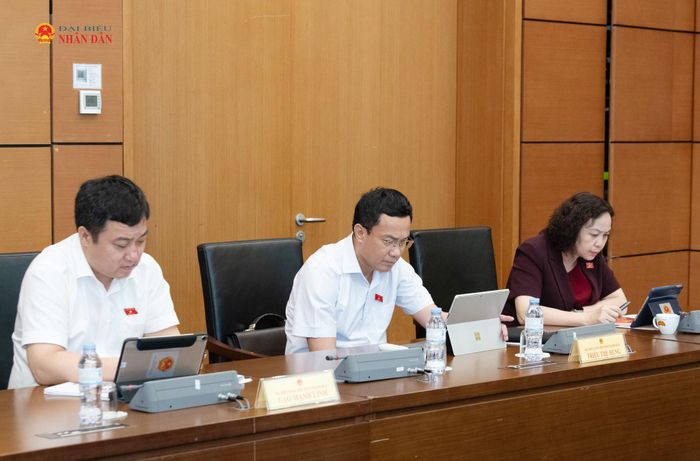 Các ĐBQH tỉnh Thanh Hóa tham dự thảo luận tổ. Ảnh: Lâm Hiển