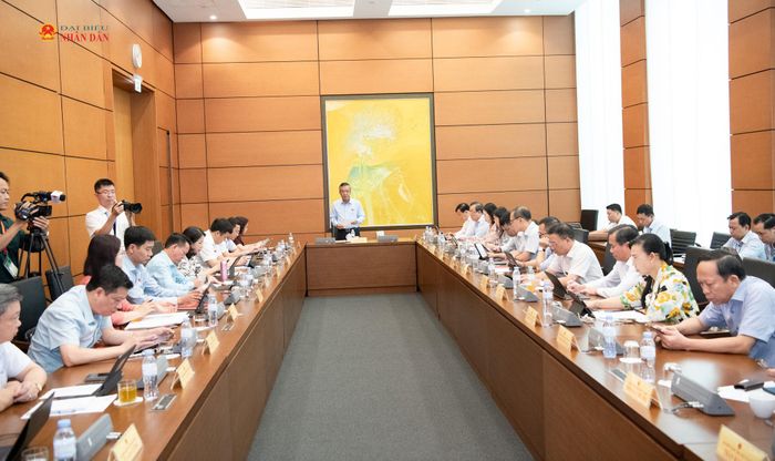 Quang cảnh thảo luận tại Tổ 3. Ảnh: Lâm Hiển