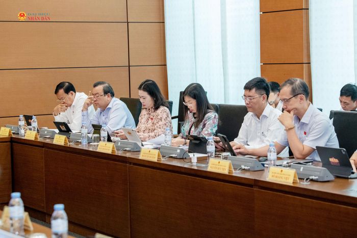 Các ĐBQH tỉnh Tây Ninh tham dự thảo luận tổ. Ảnh: Lâm Hiển