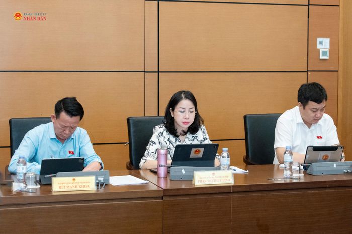 Các ĐBQH tỉnh Thanh Hóa tham dự thảo luận tổ. Ảnh: Lâm Hiển