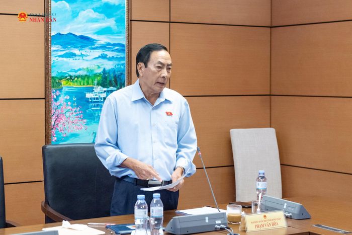 ĐBQH Phạm Văn Hòa (Đồng Tháp) phát biểu. Ảnh: Mạnh Hưng