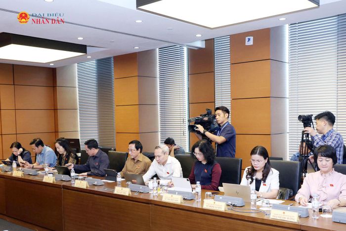 Các đại biểu tham dự phiên thảo luận tại Tổ 5