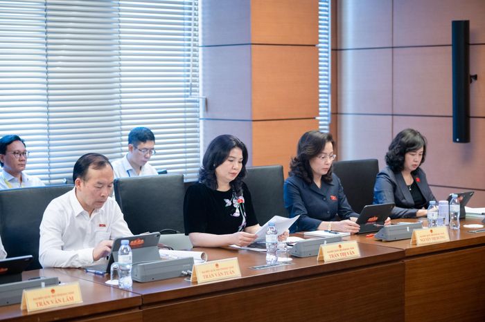Các đại biểu tham dự thảo luận tại Tổ 8