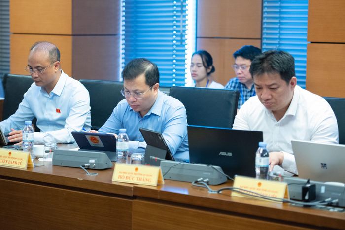 Các đại biểu ĐBQH tỉnh An Giang tham gia phiên thảo luận ở tổ sáng 5/8