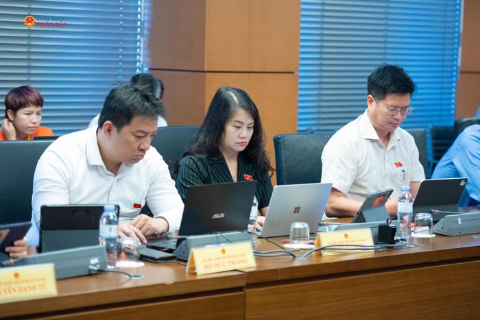 Các đại biểu ĐBQH tỉnh An Giang tham gia phiên thảo luận ở tổ sáng 5/8