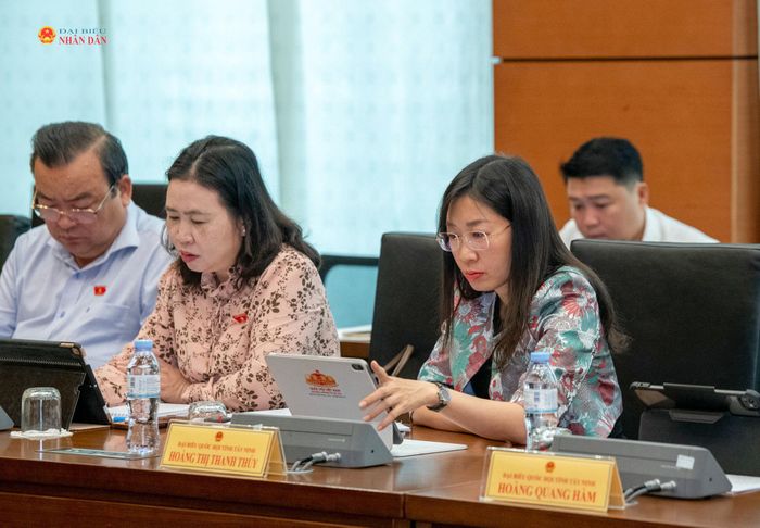 ĐBQH tỉnh Tây Ninh tham dự phiên thảo luận tổ. Ảnh: Lâm Hiển