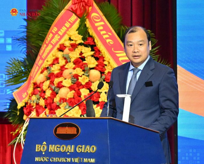Phó Giám đốc Thường trực Học viện Chính trị quốc gia Hồ Chí Minh Lê Hải Bình phát biểu tại Phiên họp