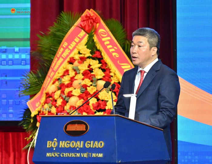 Chủ tịch Liên hiệp các tổ chức hữu nghị Việt Nam Phan Anh Sơn phát biểu tại Phiên họp