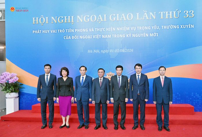 Thường trực Ban Bí thư Trần Cẩm Tú và các đại biểu chụp ảnh lưu niệm