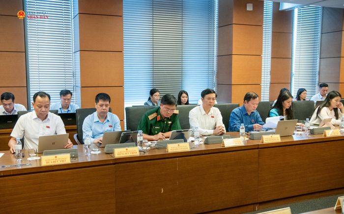 Các đại biểu Quốc hội thảo luận tại Tổ 12