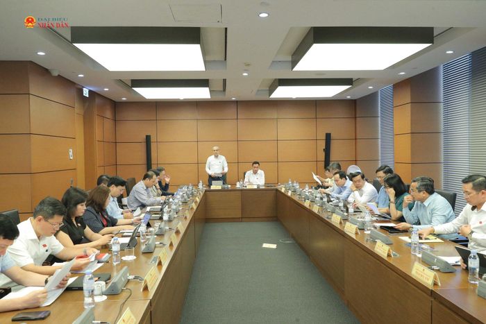 Toàn cảnh phiên thảo luận tại Tổ 15. Ảnh: Hồ Long