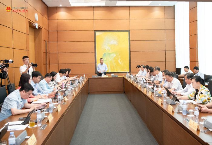 Quang cảnh thảo luận tại Tổ 3. Ảnh: Lâm Hiển