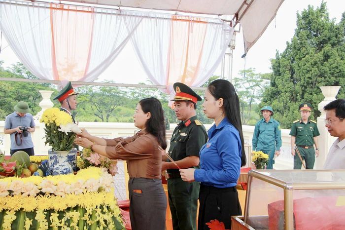 Các đại biểu dâng hoa dâng hương tri ân, bày tỏ lòng biết ơn trước anh linh các anh hùng liệt sĩ