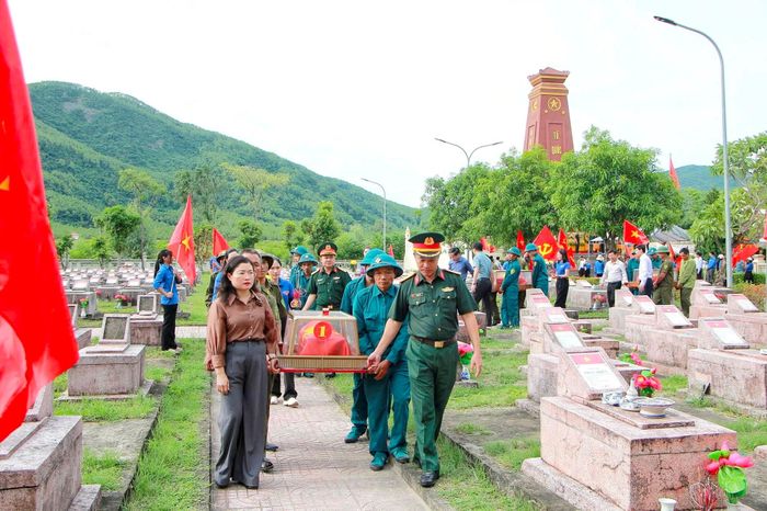 8 hài cốt liệt sĩ được an táng theo nghi thức Quân đội tại Nghĩa trang Liệt sĩ xã Can Lộc